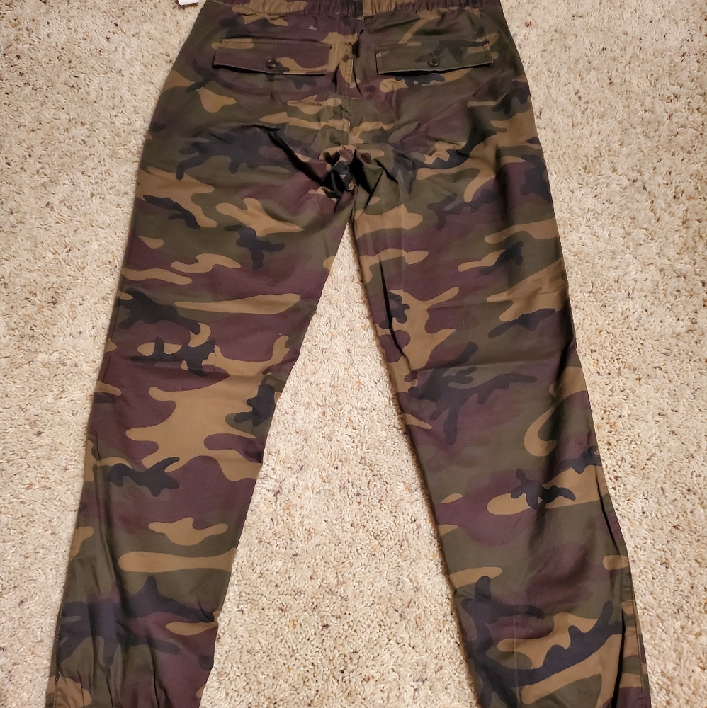 Gap Mens Camo Jogger. Small